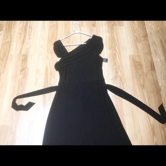 Black cropped jumpsuit with tie belt waist, NWT. SIZE Large. - Picture 3 of 9